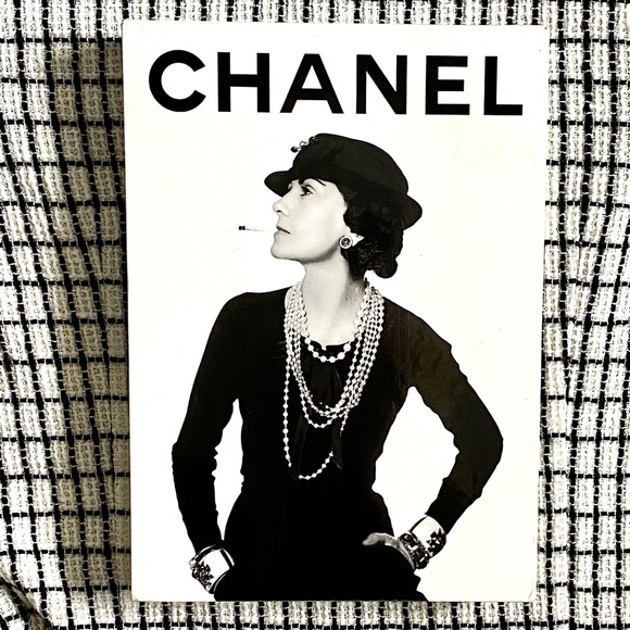 Chanel Coffee Book Table - Home Accessories 🖤 - Picture 2 of 11